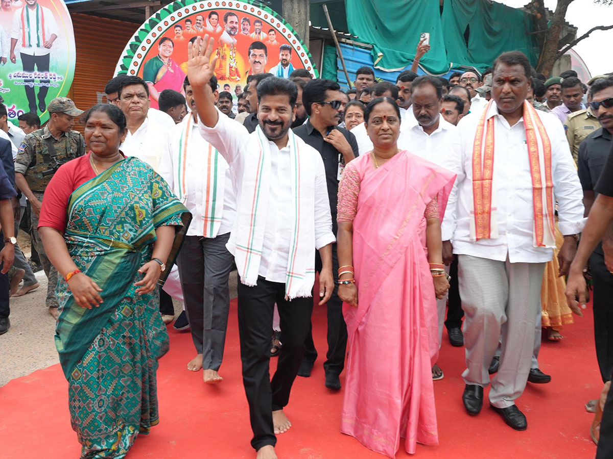 CM Revanth Reddy Visits Medaram Sammakka Saralamma Temple Photos7