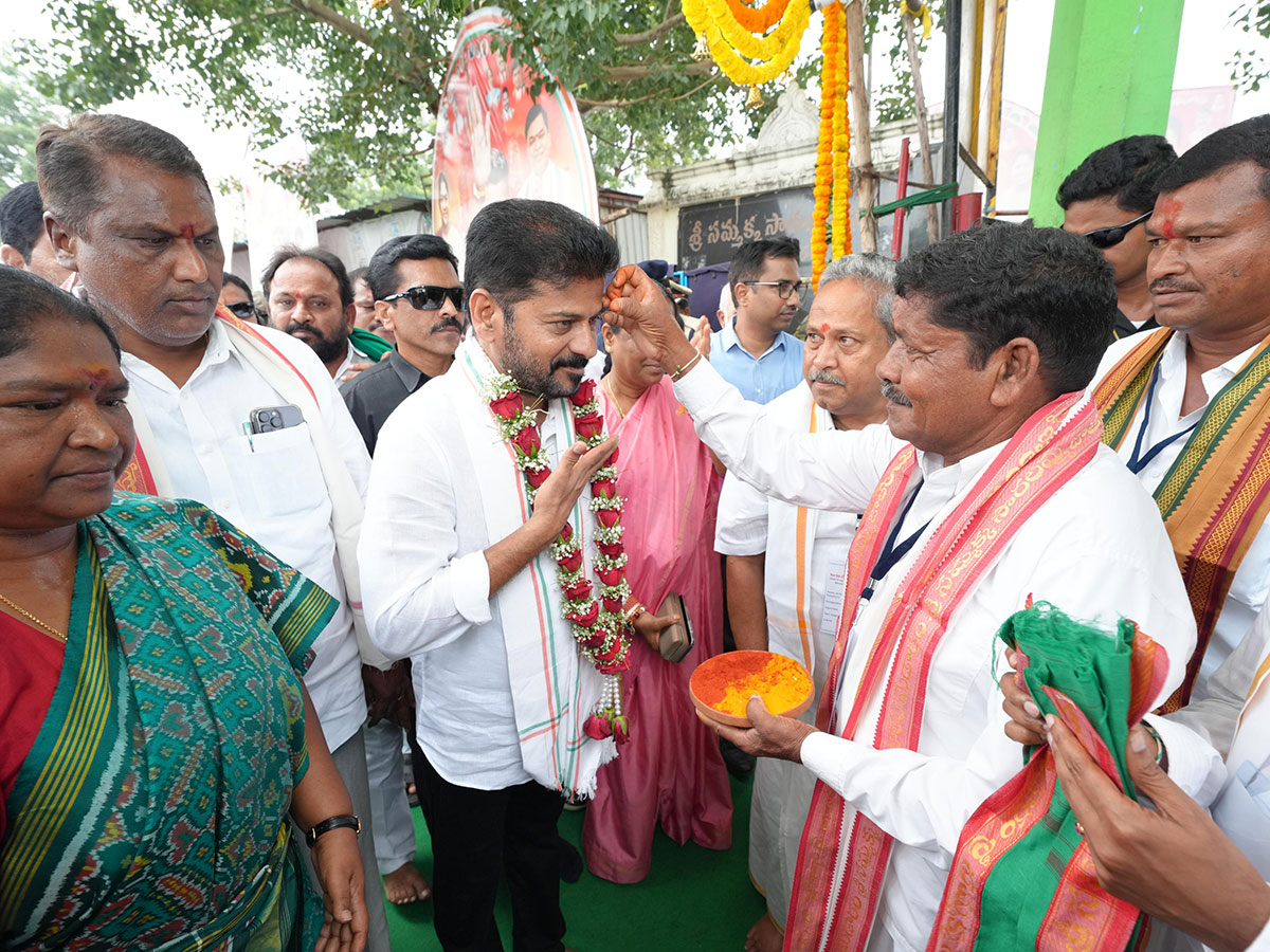 CM Revanth Reddy Visits Medaram Sammakka Saralamma Temple Photos8