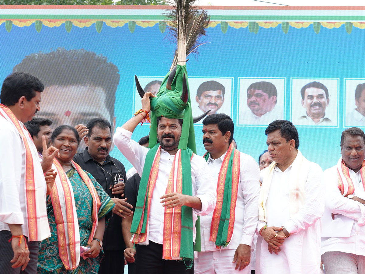 CM Revanth Reddy Visits Medaram Sammakka Saralamma Temple Photos9
