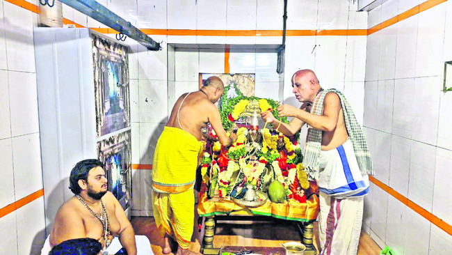 బ్రహ్మాండ నాయకుని బ్రహ్మోత్సవం 1