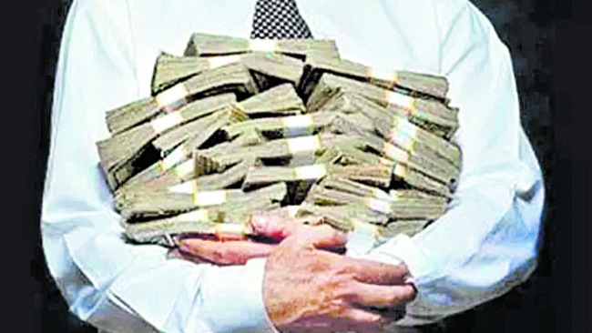 ప్రభుత్వ కొలువు.. అక్రమాలకు పరుగు 1