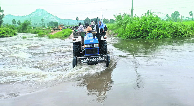 భారీ వర్షంతో రాకపోకలు బంద్‌1