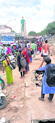 సిటీబస్టాండు ముందు ప్రయాణికుల పాట్లు 1