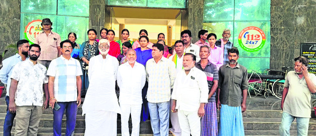రోడ్ల గుంతలు   పూడ్చడంలో సర్కార్‌ విఫలం2