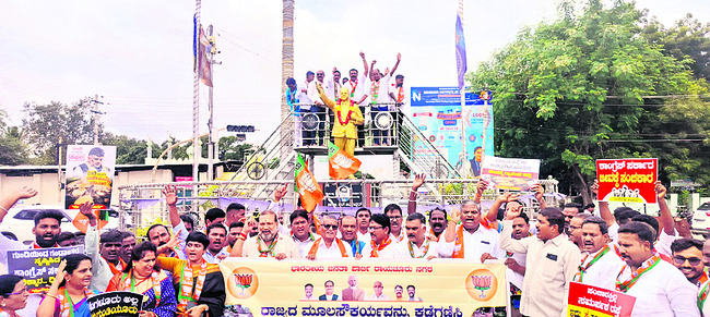 రోడ్ల గుంతలు   పూడ్చడంలో సర్కార్‌ విఫలం1