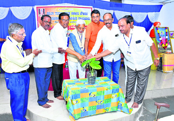 రోడ్ల గుంతలు   పూడ్చడంలో సర్కార్‌ విఫలం3