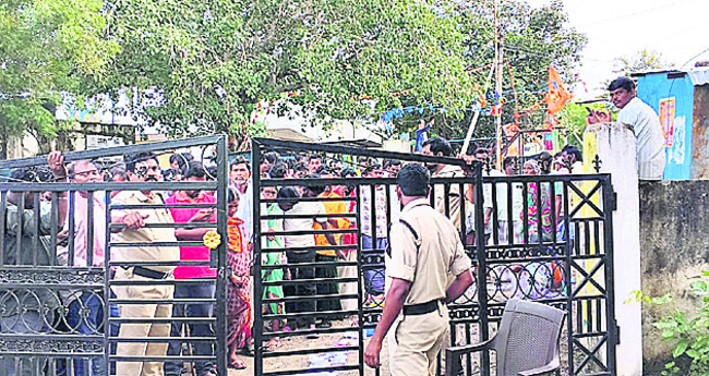 క్యూలో ‘పట్టా’ 1