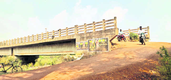 రోడ్లపై తిరగలేం2