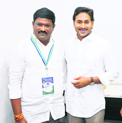 జగన్మోహన్రెడ్డిని కలిసిన మురళీకృష్ణంరాజు 1