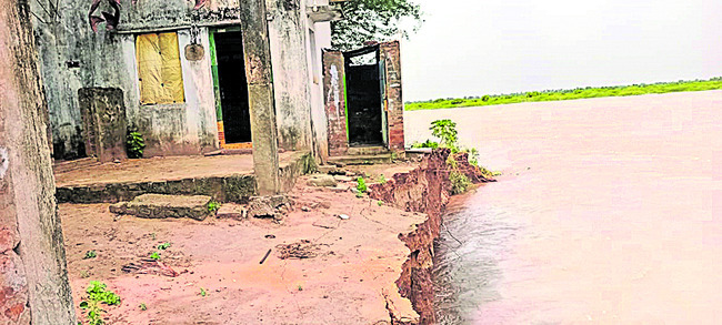 ఎడ్లంకలో మరో నాలుగు ఇళ్లు ఏటిపాలు 1