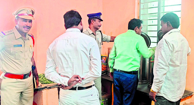సీడీపీఓ వేధింపులపై విచారణ 1