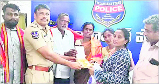 పోగొట్టుకున్న    బంగారం అప్పగింత1