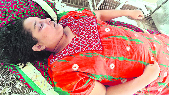 కారు ఢీ కొని బాలిక మృతి
1