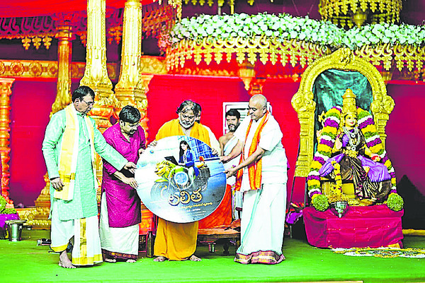 అందరూ అమ్మ అనుగ్రహం పొందాలి1