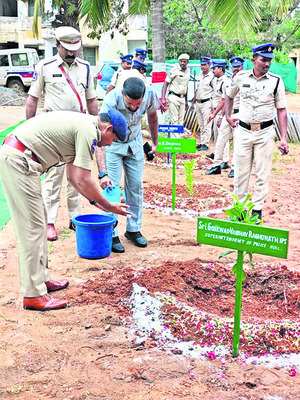పోలీసులు ప్రజలకు  అందుబాటులో ఉండాలి 1