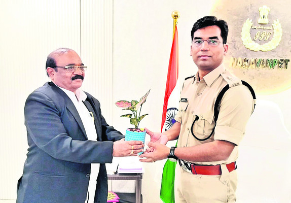 ఎస్పీని కలిసిన పోక్సో కోర్టు పీపీ 1