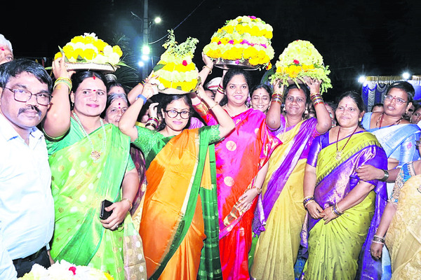 తెలంగాణ సంస్కృతికి ప్రతీక బతుకమ్మ1