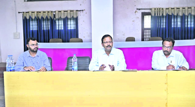 ఇళ్ల నిర్మాణాల్లో నిర్లక్ష్యం వహిస్తే కఠిన చర్యలు 1