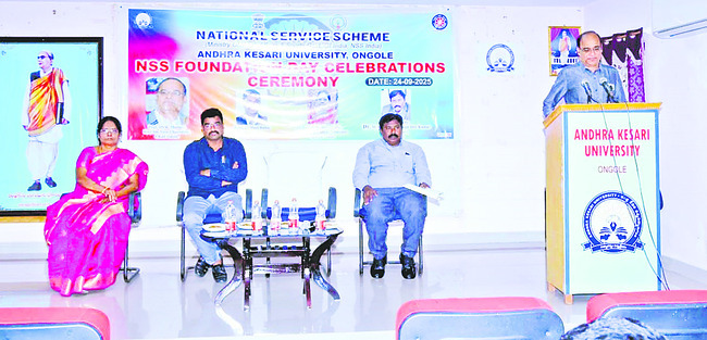 విద్యార్థులు సామాజిక బాధ్యత కలిగి ఉండాలి 2