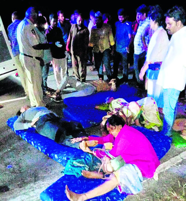 ప్రైవేటు బస్సు బోల్తా 1