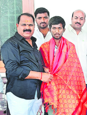 అమ్మానాన్నకు దూరమై..చదువులమ్మకు దగ్గరై.. 1