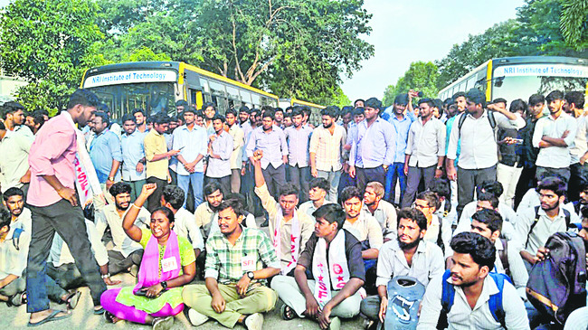 ఎన్నారై కళాశాల వద్ద విద్యార్థుల ఆందోళన2
