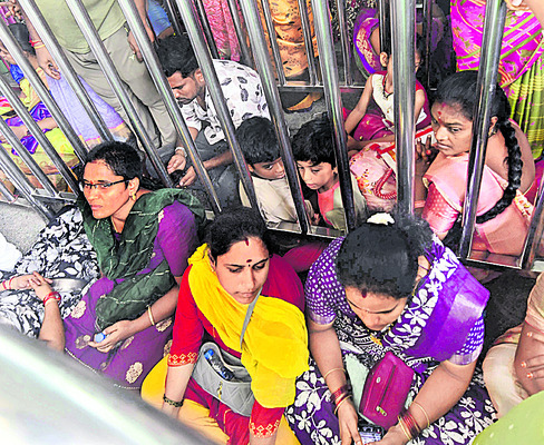 క్యూలు కిటకిట 1