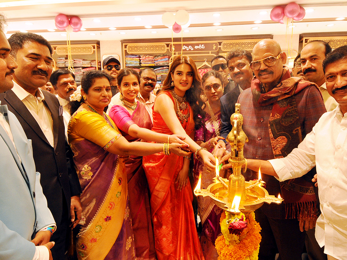 Heroine Nidhi Agarwal in Kurnool Photos 5