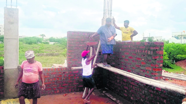 నిర్మాణ రంగ కార్మికులపై చిన్నచూపు 1