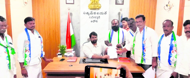 ఆదోని ఎంపీపీపై అవిశ్వాస తీర్మానానికి వినతి1