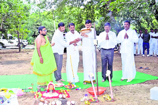 పోలీసు క్యాంటీన్ నిర్మాణానికి భూమిపూజ1
