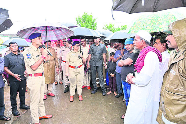 అసాంఘిక చర్యలకు పాల్పడవద్దు1