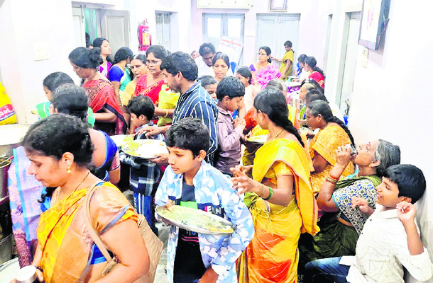 మావుళ్లమ్మ భక్తులకు అన్నదాన కష్టాలు 1