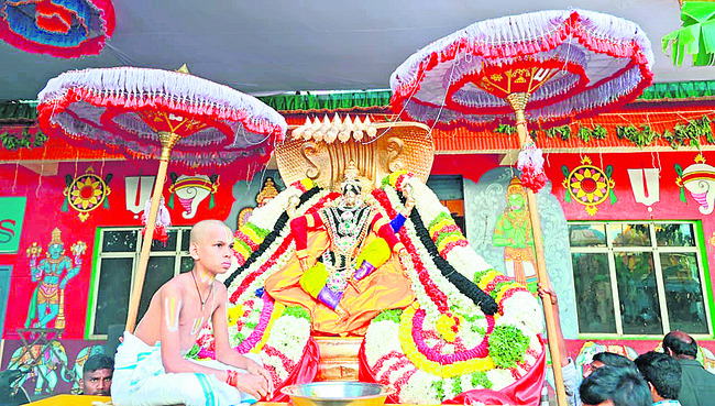 పడగల నీడన పరంథాముడు1
