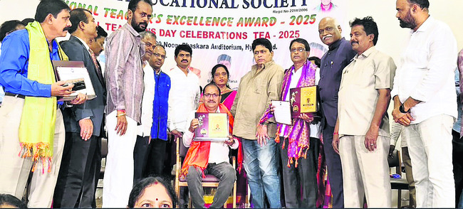 జిల్లా ఉపాధ్యాయులకు అవార్డులు1