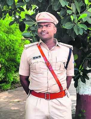 అడ్డంకులు అధిగమించి కొలువుల్లోకి..1