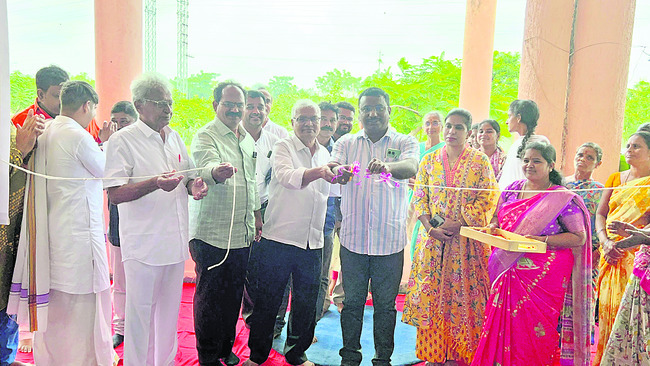 ఉత్పత్తి ధరలకే  చేనేత వస్త్రాల విక్రయం 1