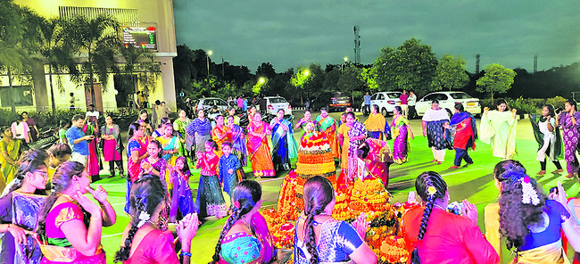 కలెక్టరేట్‌లో బతుకమ్మ సంబురాలు1