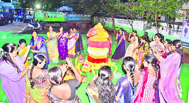 బతుకమ్మ బతుకమ్మ ఉయ్యాలో..2
