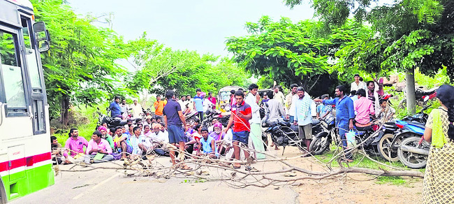 యూరియా కష్టాలు తీర్చాలని రాస్తారోకో1
