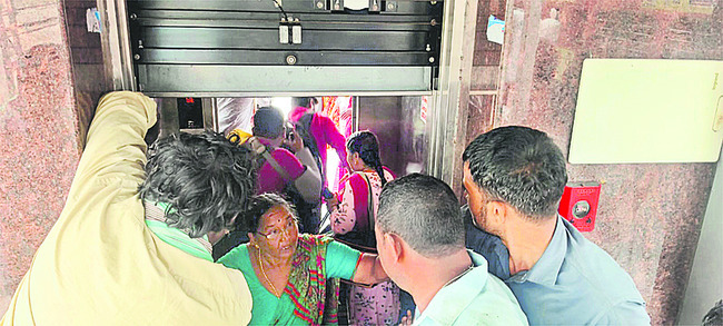 లిఫ్టులో ఇరుక్కున్న ప్రయాణికులు 1
