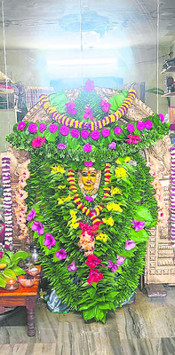 లారీల వరుస.. బస్టాండ్‌ బురద2