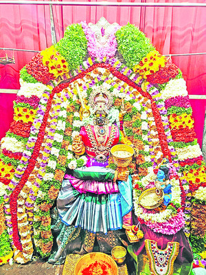 విపంచి ధరించి.. విహరించి..1