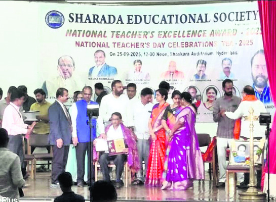 జిల్లా ఉపాధ్యాయులకు అవార్డులు2