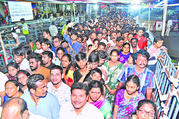  కాత్యాయనీదేవిగా కరుణించిన దుర్గమ్మ 1