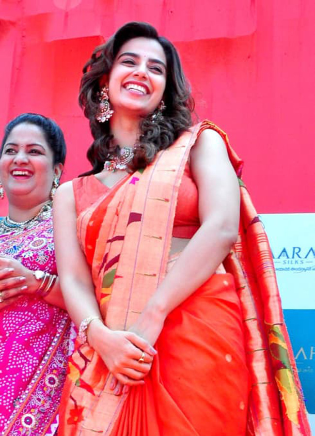 Heroine Meenakshi Chaudhary and anchor Suma in Nellore10