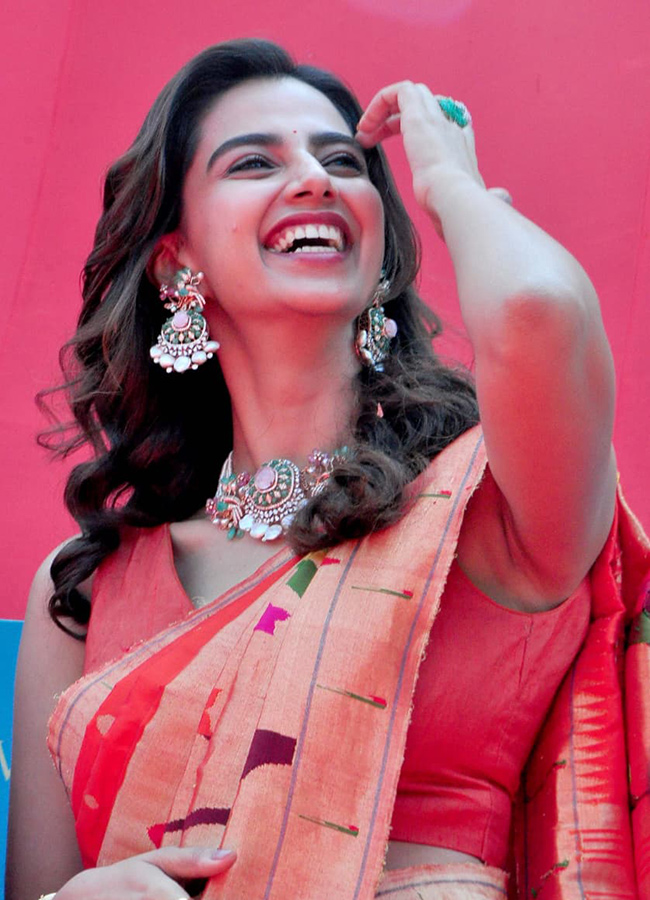 Heroine Meenakshi Chaudhary and anchor Suma in Nellore11
