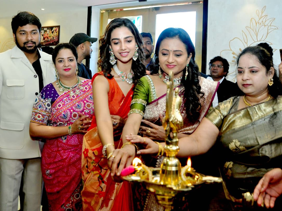 Heroine Meenakshi Chaudhary and anchor Suma in Nellore4