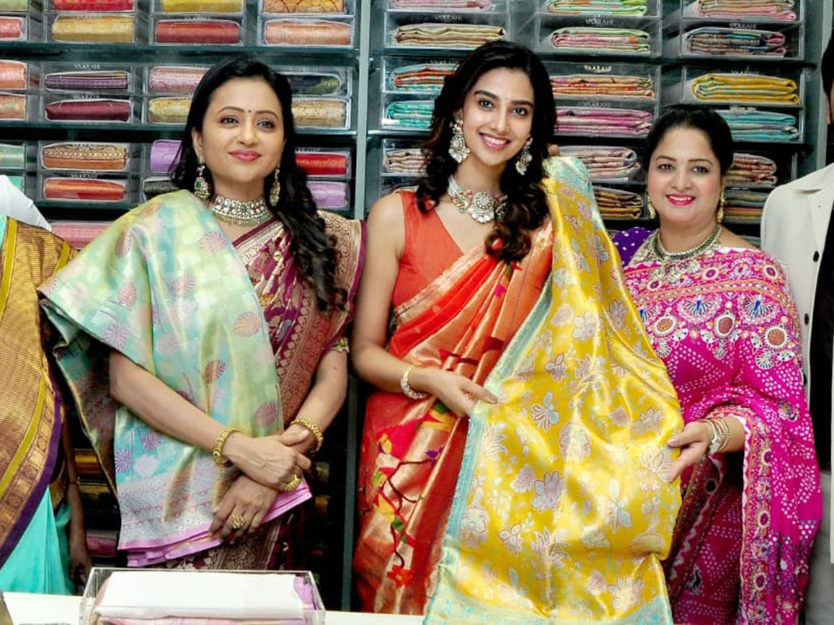 Heroine Meenakshi Chaudhary and anchor Suma in Nellore5