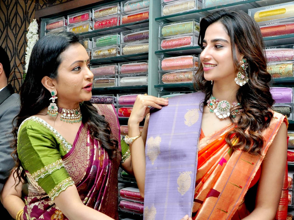 Heroine Meenakshi Chaudhary and anchor Suma in Nellore6